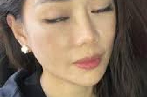 韩红口碑崩塌黑历史被扒官媒出手锐评句句说到打工人心坎里